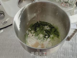 肉松菠菜奶香花卷,口感与颜值并存的做法步骤:2