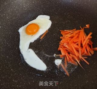 菠菜胡萝卜丝蛋面的做法步骤：2