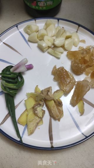 话梅猪手的做法步骤:2