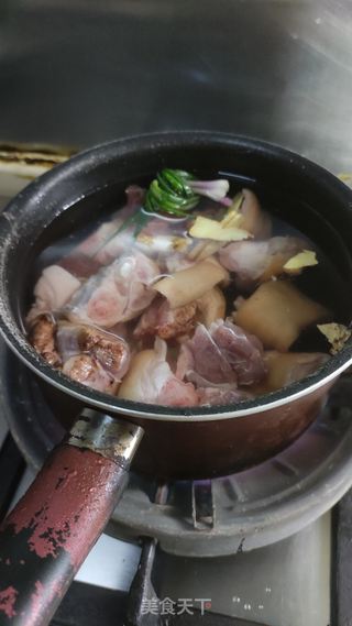 话梅猪手的做法步骤:5