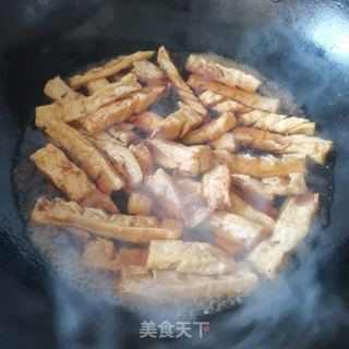 芹菜炒兰花干的做法步骤：3