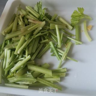 芹菜炒兰花干的做法步骤：2