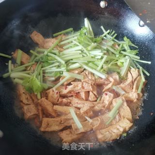 芹菜炒兰花干的做法步骤：7