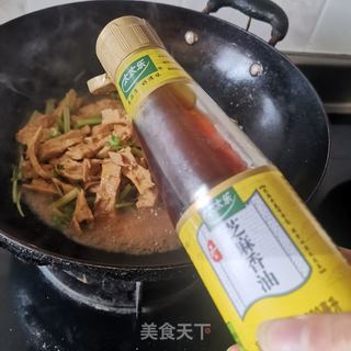 芹菜炒兰花干的做法步骤：8