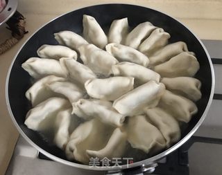 羊肉胡萝卜水煎饺的做法步骤：11