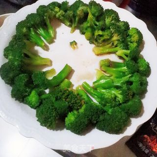 西兰花炒黑椒牛肉粒的做法步骤：6