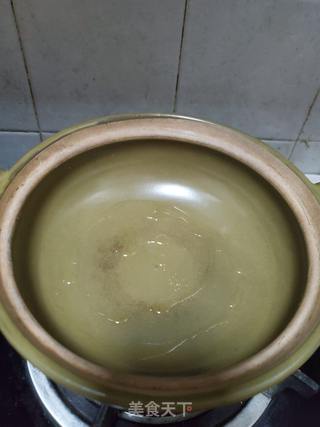鸽子腊肉煲仔饭的做法步骤:5