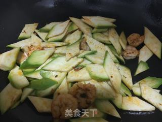 西葫芦虾仁炒鸡蛋的做法步骤:7