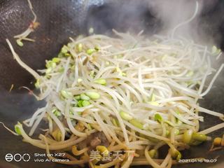 萝卜干肉丁炒豆芽的做法步骤：8