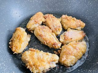 好吃到舔手指的脆皮鸡翅的做法步骤：6