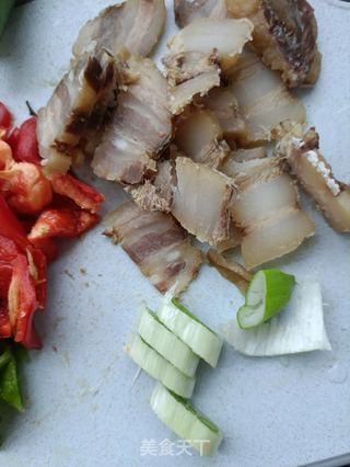 皱皮椒炒腊肉的做法步骤:4