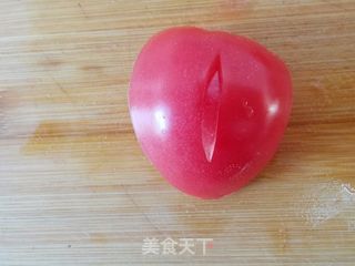 西红柿拌白糖的做法步骤:2