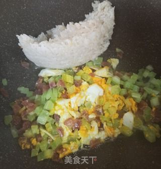 香芹腊肠鸡蛋炒饭的做法步骤：3