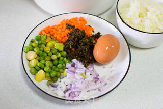 50岁阿姨一个人的午饭五色炒饭加丸子汤的做法步骤:2