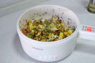50岁阿姨一个人的午饭五色炒饭加丸子汤的做法步骤:5