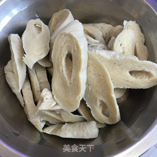 五花肉炒西芹素肠的做法步骤：3