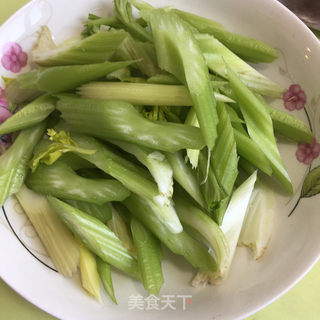 五花肉炒西芹素肠的做法步骤：4