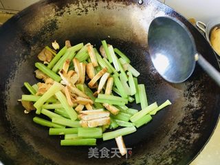 芹菜炒豆腐干的做法步骤：4