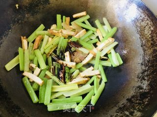 芹菜炒豆腐干的做法步骤：6