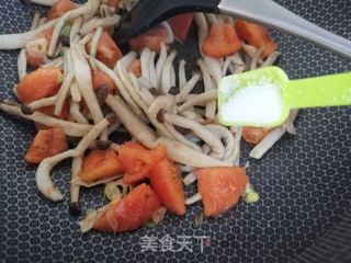 海鲜菇炒鸡蛋西红柿的做法步骤:8