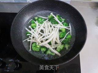 菌菇西兰花❤️低脂少油更健康的做法步骤：2