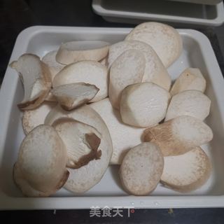 杏鲍菇烧猪脆骨的做法步骤：3