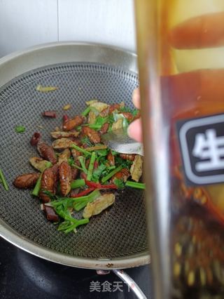 干煸蚕蛹的做法步骤:18