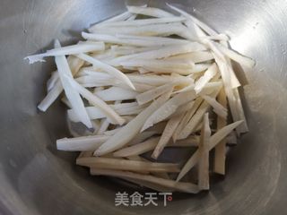 干煸藕条的做法步骤:3