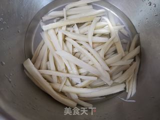 干煸藕条的做法步骤:4