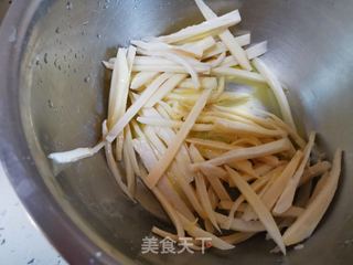 干煸藕条的做法步骤:5