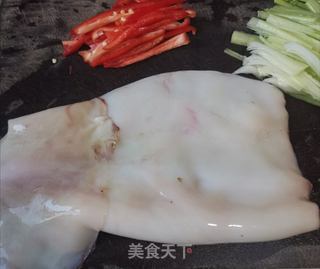 西芹炒鱿鱼的做法步骤:4