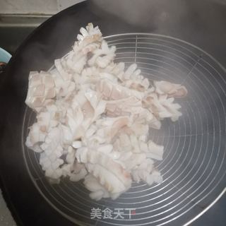 西芹炒鱿鱼的做法步骤:7