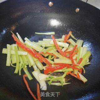 西芹炒鱿鱼的做法步骤:10