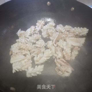西芹炒鱿鱼的做法步骤:12