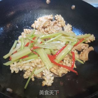 西芹炒鱿鱼的做法步骤:14