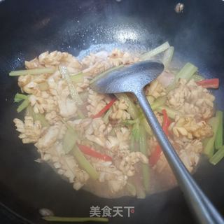 西芹炒鱿鱼的做法步骤:15