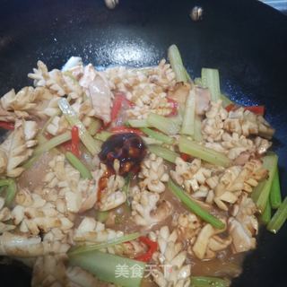 西芹炒鱿鱼的做法步骤:16