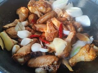 香菇木耳炖鸡翅的做法步骤:6