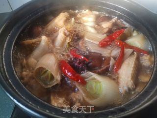 香菇木耳炖鸡翅的做法步骤:7