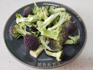 西蓝花炒木耳的做法步骤:2