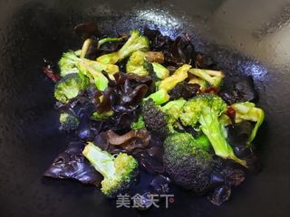 西蓝花炒木耳的做法步骤:5
