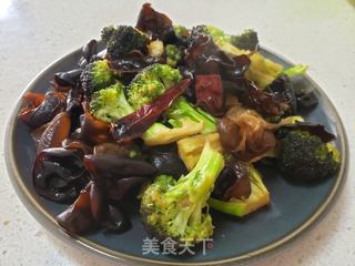 西蓝花炒木耳的做法步骤:6