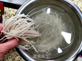 五花肉酸菜炒粉条的做法步骤:6
