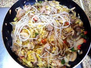五花肉酸菜炒粉条的做法步骤:10