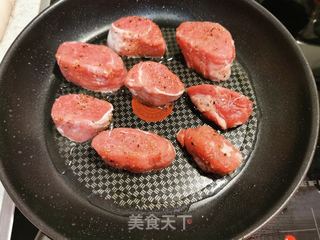 奶油口蘑胡椒酱配香煎猪里脊的做法步骤:6