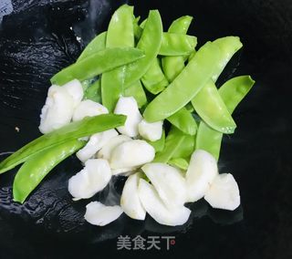 荷兰豆炒香肠的做法步骤：3