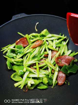 芹菜青椒炒香肠的做法步骤:6