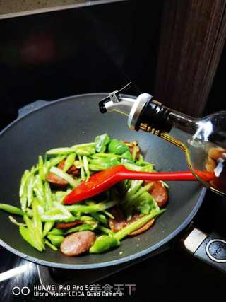 芹菜青椒炒香肠的做法步骤:7
