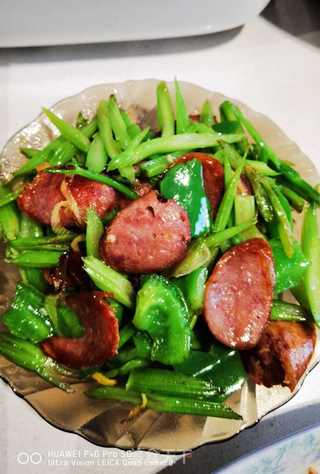 芹菜青椒炒香肠的做法步骤:8