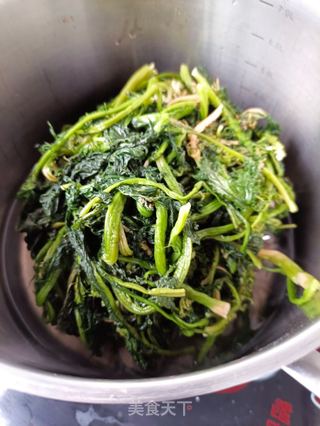 猪肉大蒜炒雪里蕻的做法步骤:2